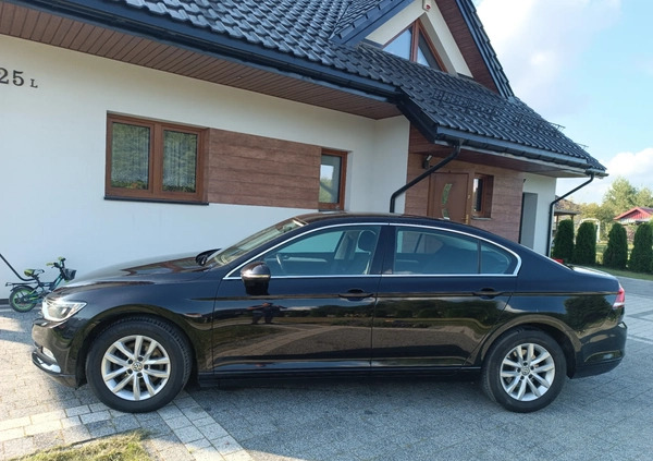 Volkswagen Passat cena 67000 przebieg: 105000, rok produkcji 2018 z Przasnysz małe 56